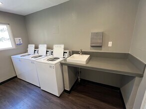 5405 Lindley Avenue in Tarzana, CA - Foto de edificio - Building Photo