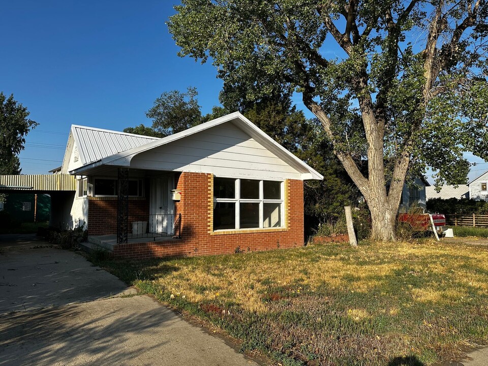 706 E Towne St in Glendive, MT - Building Photo