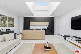 1253 N Sweetzer Ave in West Hollywood, CA - Building Photo