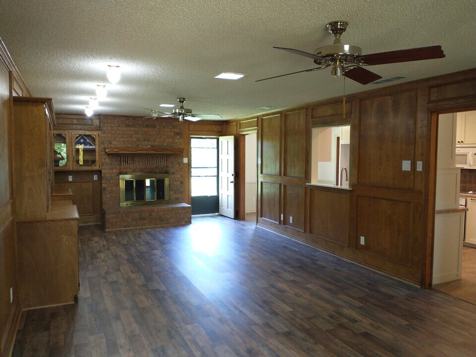 606 Hillcrest Cir in Malakoff, TX - Building Photo