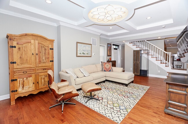 property at 112 S Calhoun St