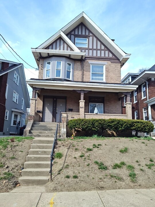 1526 Dixmont Ave in Cincinnati, OH - Foto de edificio