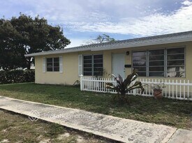 206 Cypress Dr in Lake Park, FL - Building Photo