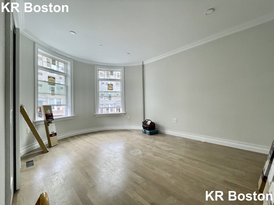 18 Mount Hood Rd in Boston, MA - Building Photo