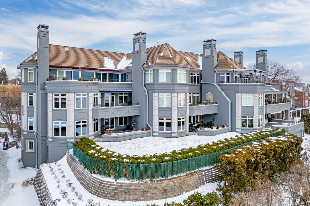 630 Indian Mound St in Wayzata, MN - Foto de edificio