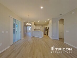 6715 Castle Green Pl in Zephyrhills, FL - Foto de edificio - Building Photo