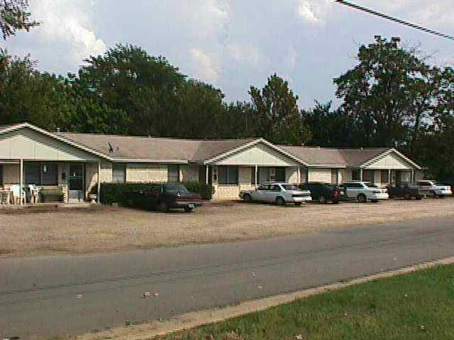 113-126 NE 21st St in Paris, TX - Foto de edificio