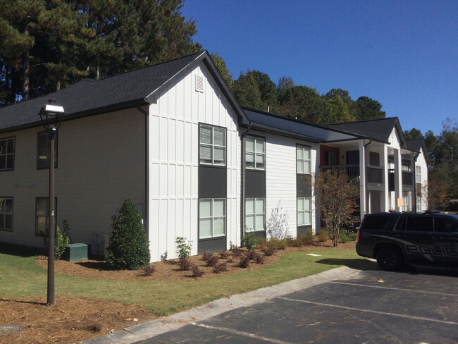 The Oakley Apartments in Union City, GA - Building Photo - Building Photo