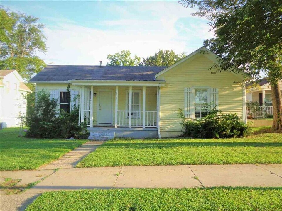 207 E 17th St in Junction City, KS - Building Photo
