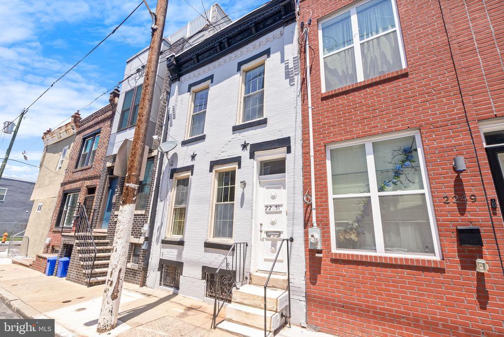 2251 Cross St in Philadelphia, PA - Building Photo
