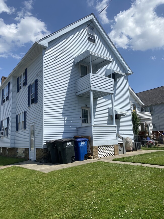 2114 Wascana Ave, Unit Upper in Lakewood, OH - Foto de edificio - Building Photo