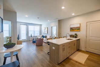 Florence Hall in Florence, KY - Foto de edificio - Interior Photo