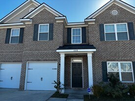 668 Red Oak Ln in Hinesville, GA - Building Photo