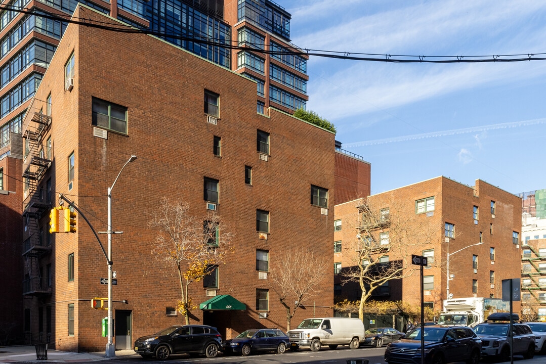 666-680 Washington St in New York, NY - Building Photo