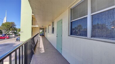 5321 NE 24th Ter, Unit 205A in Fort Lauderdale, FL - Foto de edificio - Building Photo