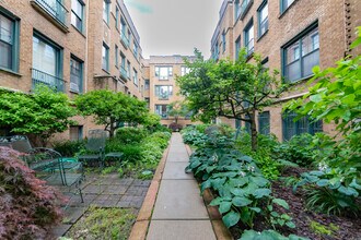 7025 N Sheridan Rd in Chicago, IL - Building Photo - Building Photo