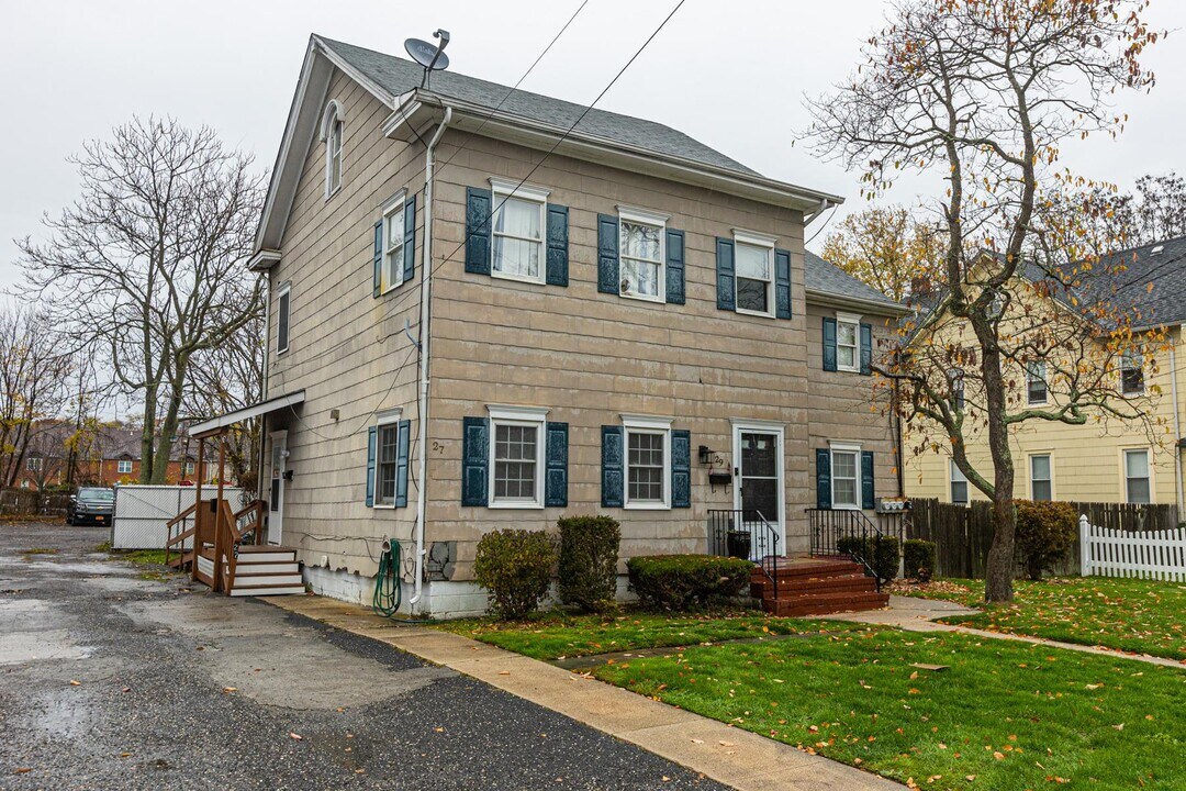 27 James St in Babylon, NY - Building Photo