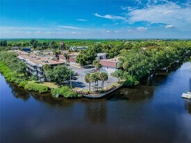 9001 Tudor Dr in Tampa, FL - Building Photo