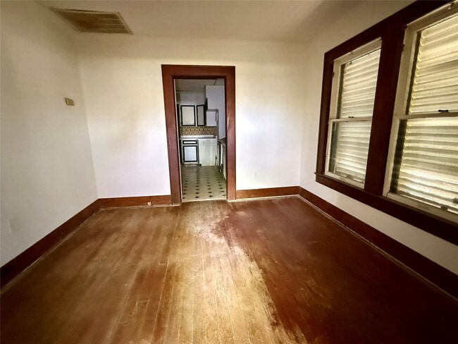 property at 202 S Magnolia St