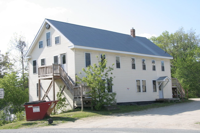 6039-6041 Memorial Dr in Lyndonville, VT - Foto de edificio - Building Photo