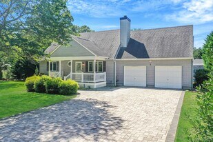 8 Paynes Ln in East Quogue, NY - Building Photo