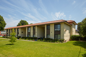 106 Villa Pointe Apartments in Orange, CA - Building Photo - Building Photo