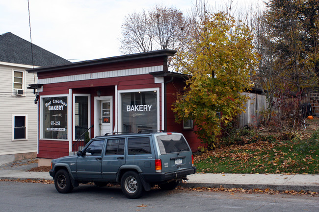 134-138 Church St in Millbrook, NY - Foto de edificio - Building Photo