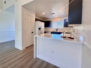 400 Amber Pine St in Las Vegas, NV - Foto de edificio - Building Photo