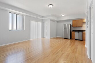 2451 W Howard St in Chicago, IL - Building Photo - Building Photo