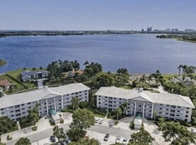 3526 Whitehall Dr in West Palm Beach, FL - Building Photo