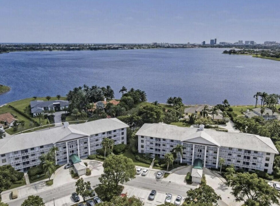 3526 Whitehall Dr in West Palm Beach, FL - Building Photo