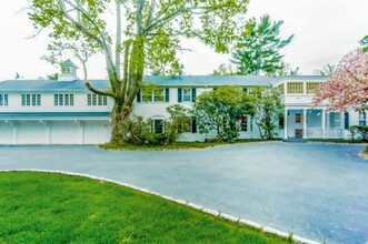 490 Hollow Tree Ridge Rd in Darien, CT - Foto de edificio - Building Photo