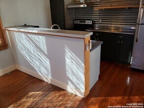 1120 W Woodlawn Ave-Unit -7 in San Antonio, TX - Building Photo - Building Photo