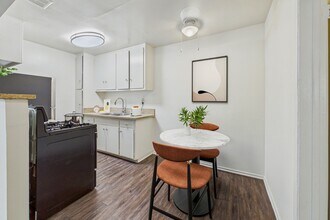 Roscoe Terrace in Canoga Park, CA - Foto de edificio - Building Photo