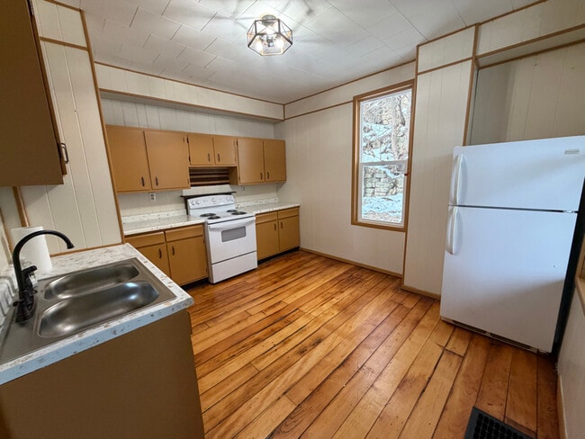 489 Almond St in Dubuque, IA - Building Photo - Building Photo