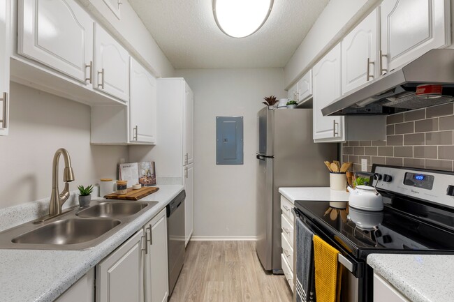 Valley Oaks Apartments in Hurst, TX - Foto de edificio - Building Photo
