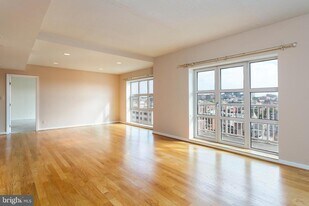 250 S President St in Baltimore, MD - Building Photo