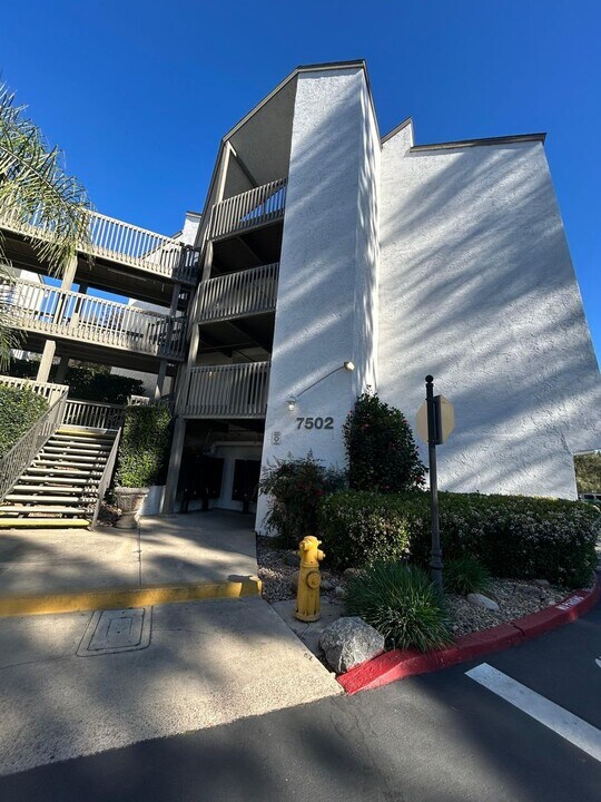 7502 Parkway Dr in La Mesa, CA - Building Photo
