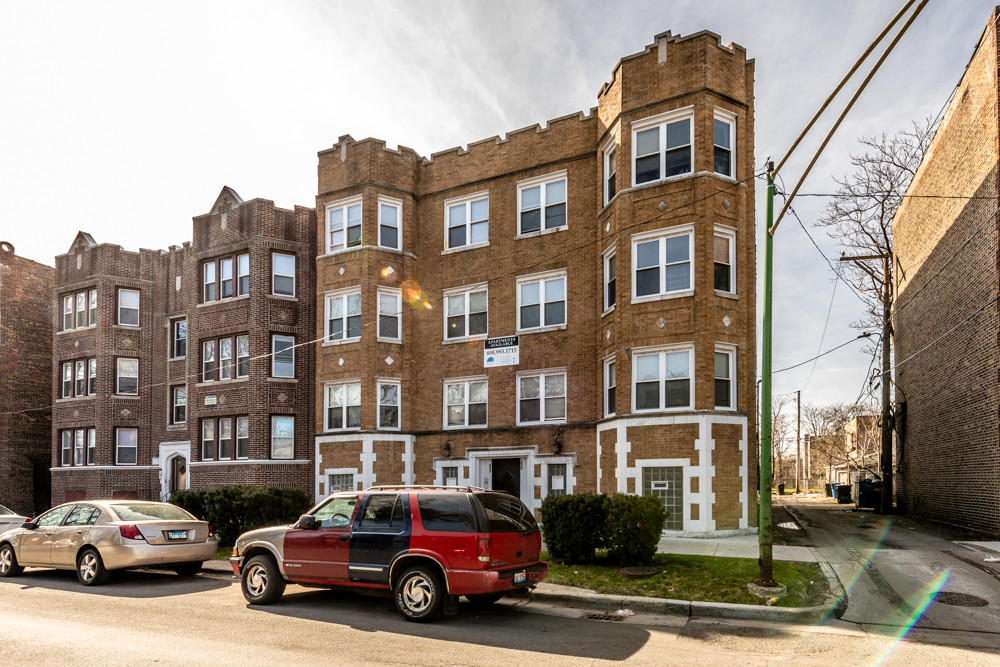 215 E 68th in Chicago, IL - Foto de edificio