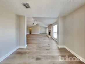 6211 Minuteman Ln in Arlington, TX - Foto de edificio - Building Photo