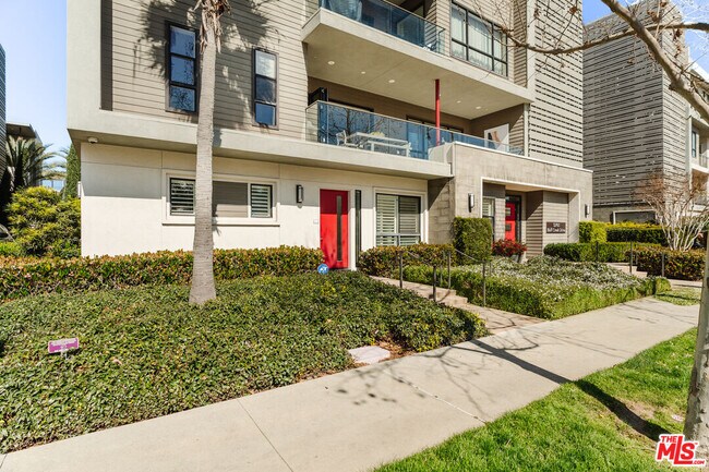 12765 Bluff Creek Dr in Los Angeles, CA - Building Photo - Building Photo
