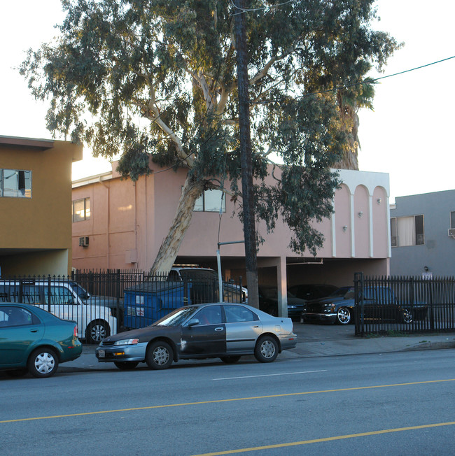 5332 Cahuenga Blvd in North Hollywood, CA - Foto de edificio - Building Photo