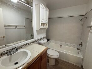 13910 SE Newport Way in Bellevue, WA - Building Photo - Building Photo