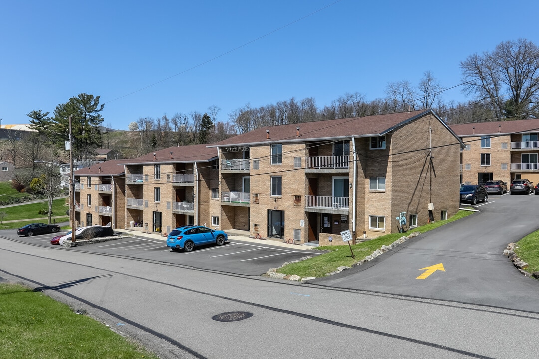 Landmark in North Versailles, PA - Foto de edificio