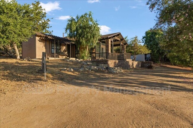 12027 Darling Rd in Agua Dulce, CA - Building Photo - Building Photo