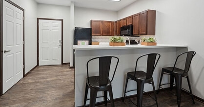 Walnut Lake Apartments in Urbandale, IA - Foto de edificio - Building Photo