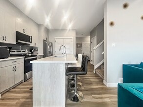 7552 Creighton Pl SW in Edmonton, AB - Building Photo - Building Photo