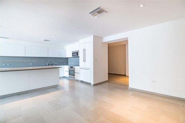 88 SW 7th St, Unit 1004 in Miami, FL - Building Photo - Building Photo