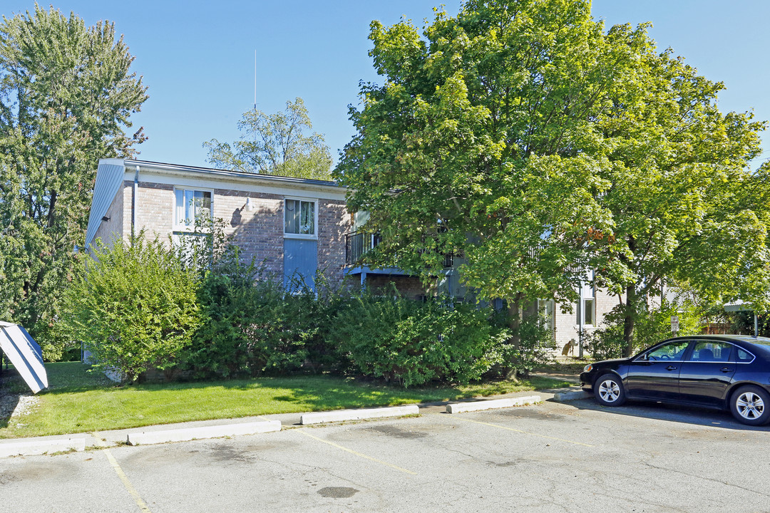 1751-1763 Cass Lake Front Rd in Keego Harbor, MI - Foto de edificio