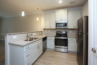 Keystone at James Landing in Jamestown, NC - Foto de edificio - Building Photo